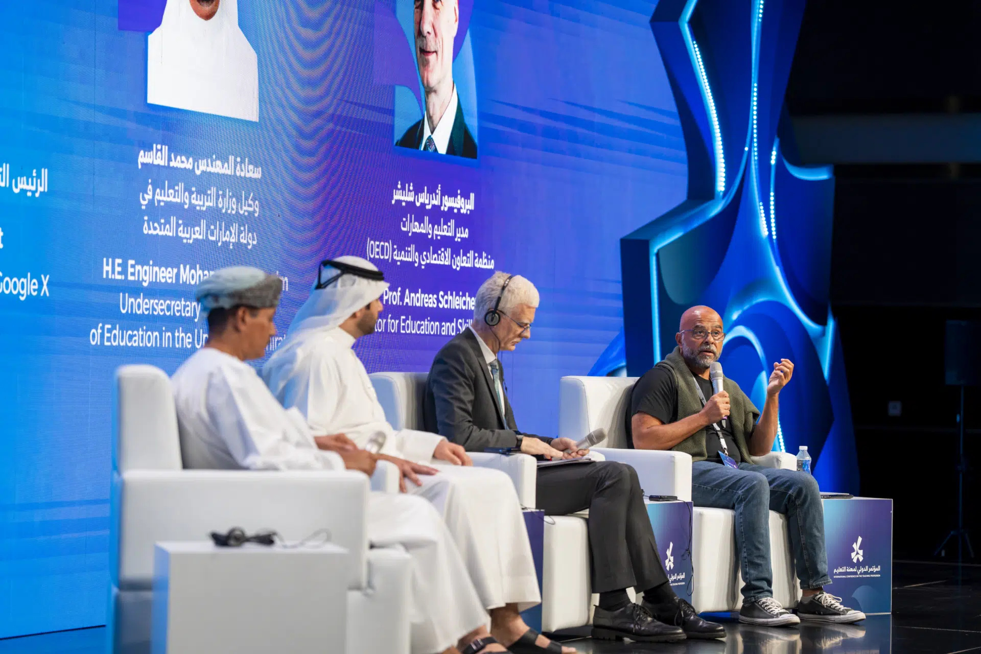 الجلسة الحوارية الأولى 21